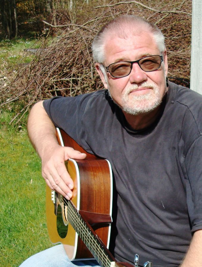 Med guitar og digtsamlingen: BLUESSANGER 2014.
